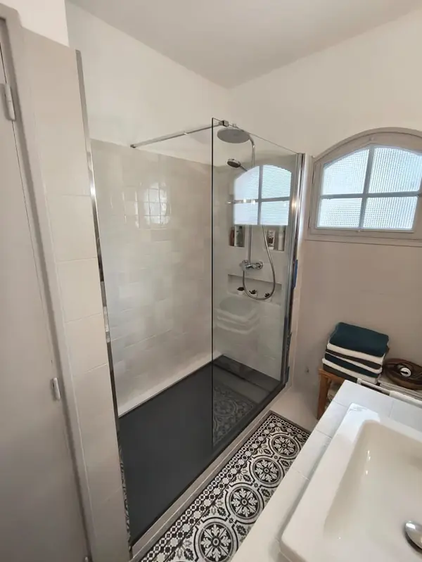 Douche à l'italienne avec paroi vitrée