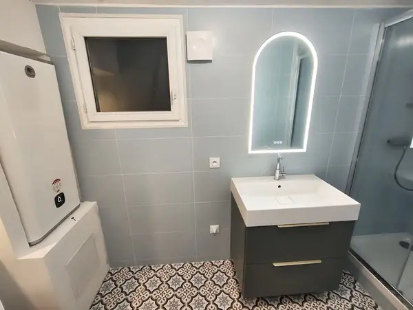 Salle de bain rénovée — douche et meuble vasque