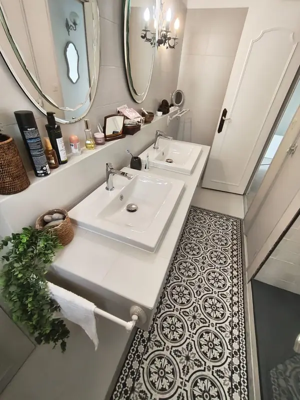 Double vasque et carreaux de ciment noir et blanc
