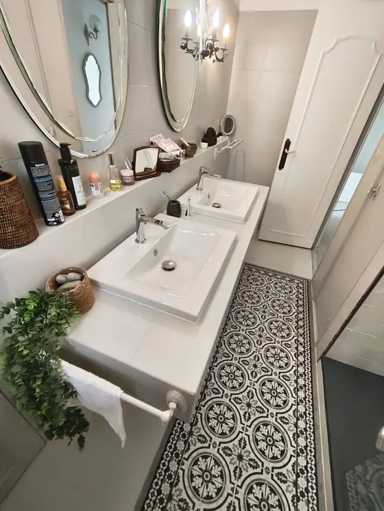 Carrelage et faïence : double vasque et carreaux de ciment noir et blanc