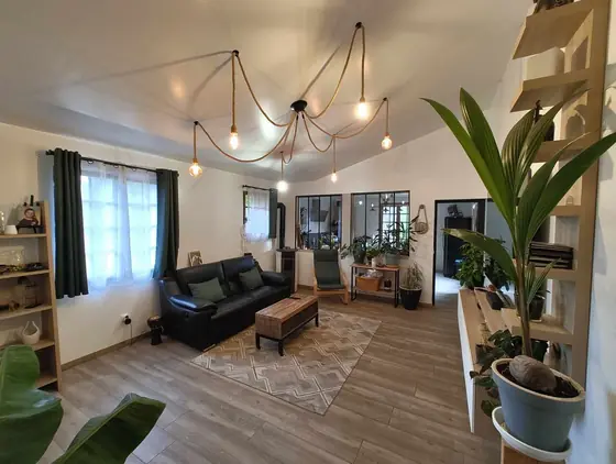 Séjour rénové et repeint, avec verrière intérieure et parquet