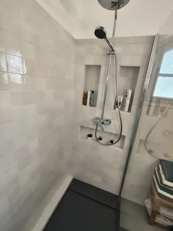 Douche carrelée avec niches de rangement et robinetterie encastrée